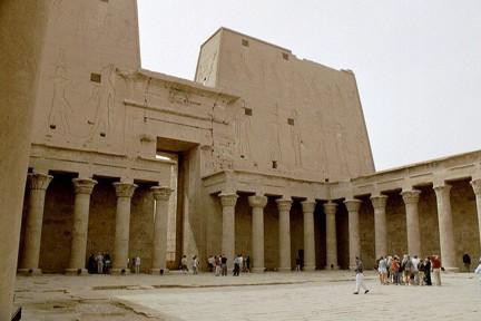 El templo de horus (Dios Halcón) situado en Edfu, al sur de Luxor.